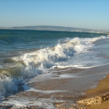 Ласковые волны Черного моря. На фото Приморский, пляж.