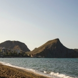Утром можно занять удачное место на песочке. Орджоникидзе, Крым, пляжи.